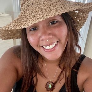 Meet your Posher, Cassandra